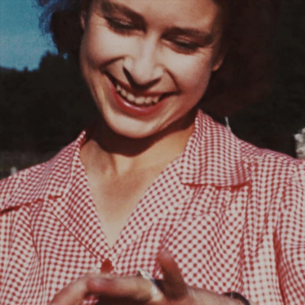 謙虛的笑容,智慧的女王。