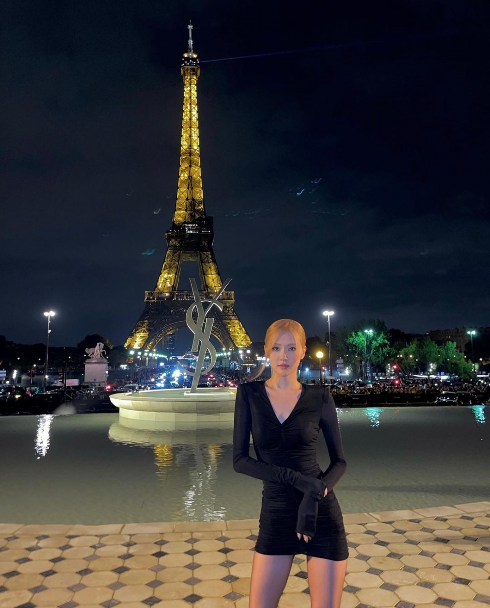 她在秀場上也選擇黑色的禮服登場。