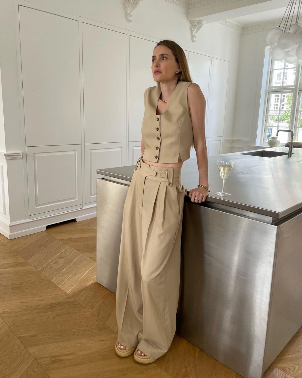 全身同色的搭配，看起來俐落又有型。