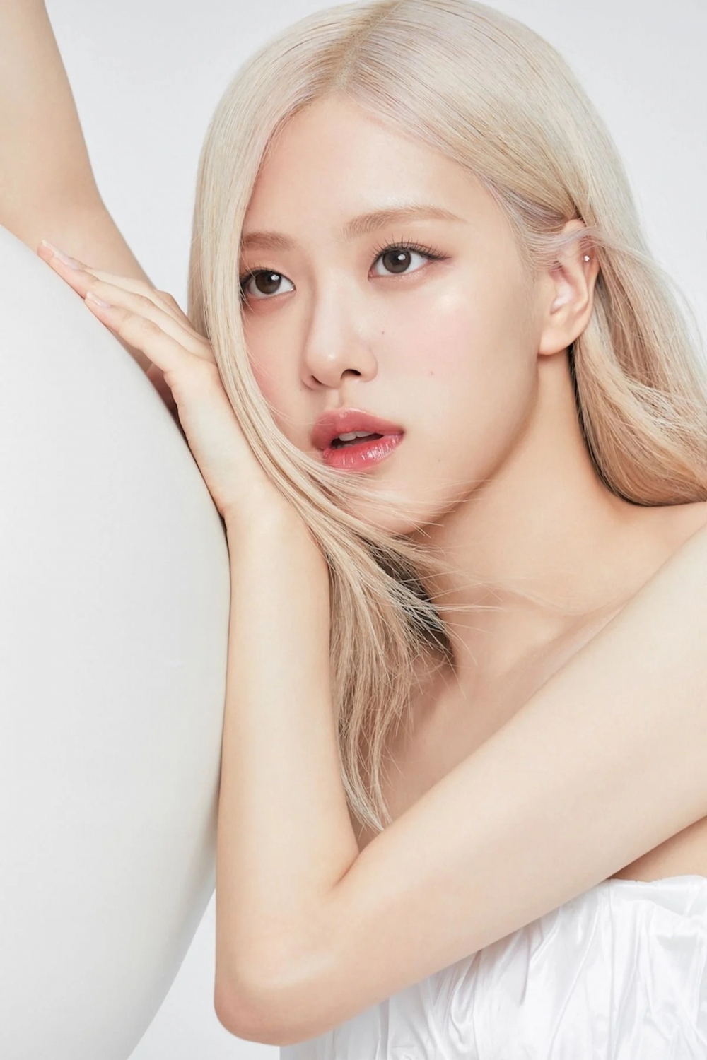 Rosé以純粹優雅的造型拍攝全新形象廣告系列。