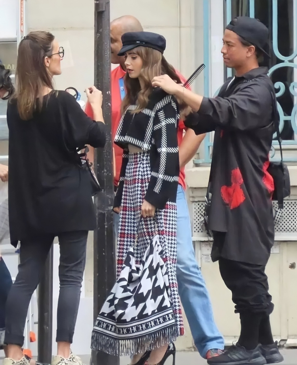 近日在網路上也流出了許多片場的側拍照。