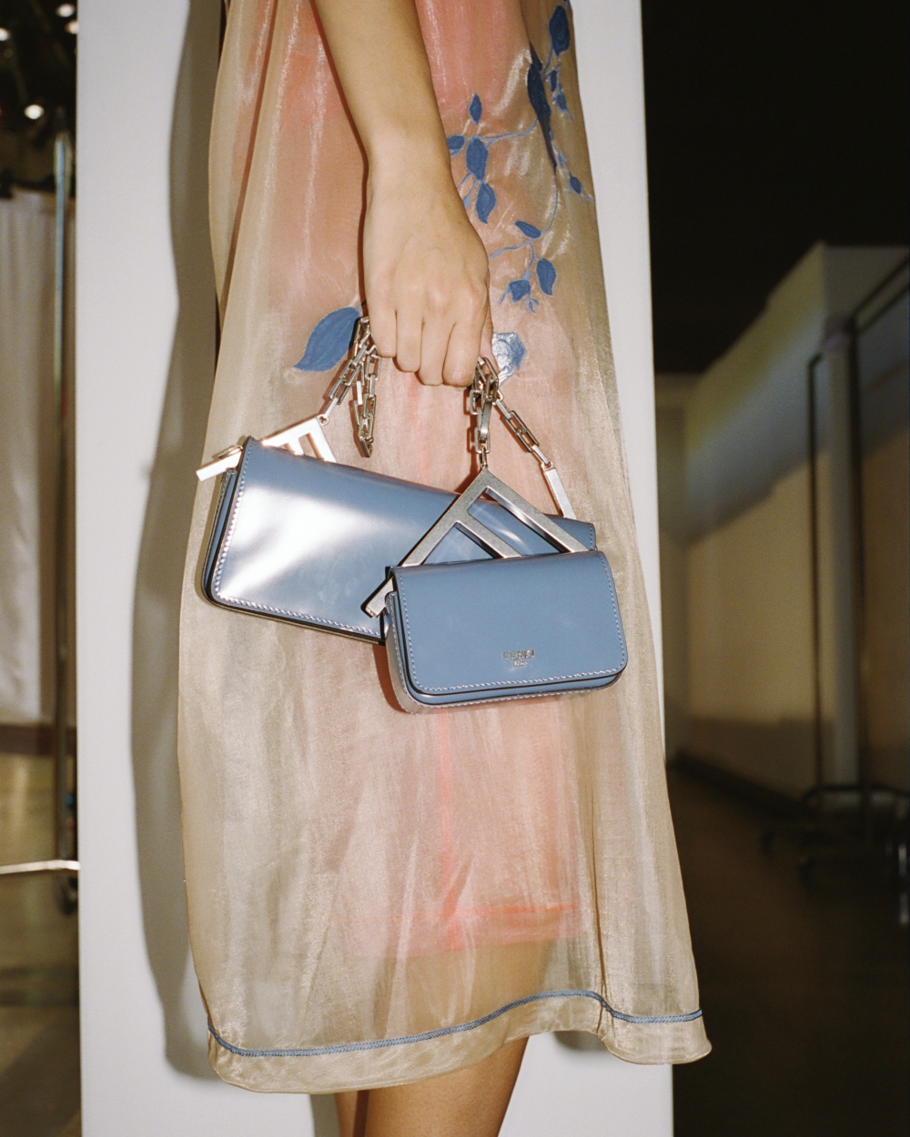 放大的F字樣也是另一個亮點。