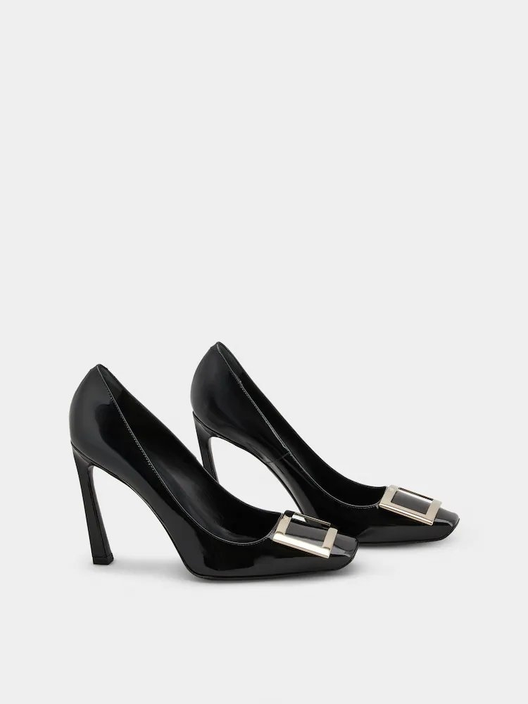 她雙腳上的黑色高跟鞋也非常時髦。