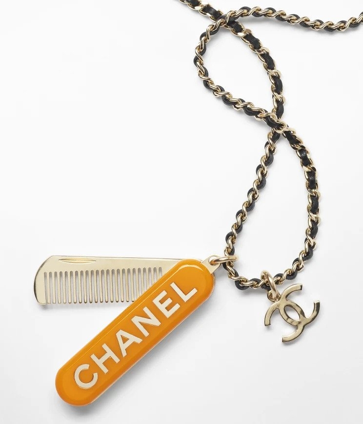 搭配上CHANEL Logo字母標誌。