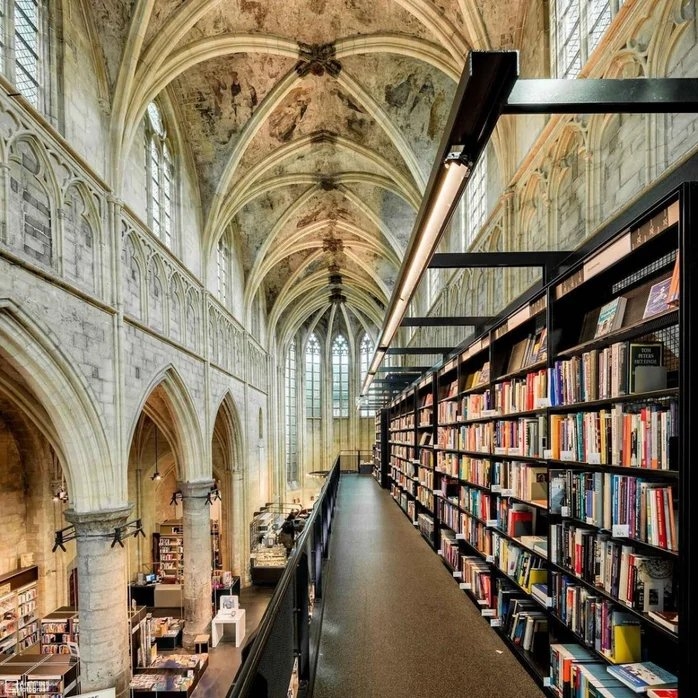 位於荷蘭Maastricht最著名的書店Selexyz Dominicanen。