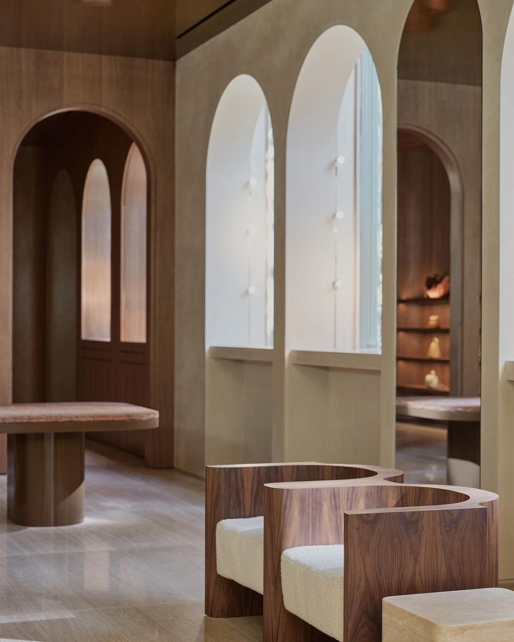 你能看見有許多弧形的設計。