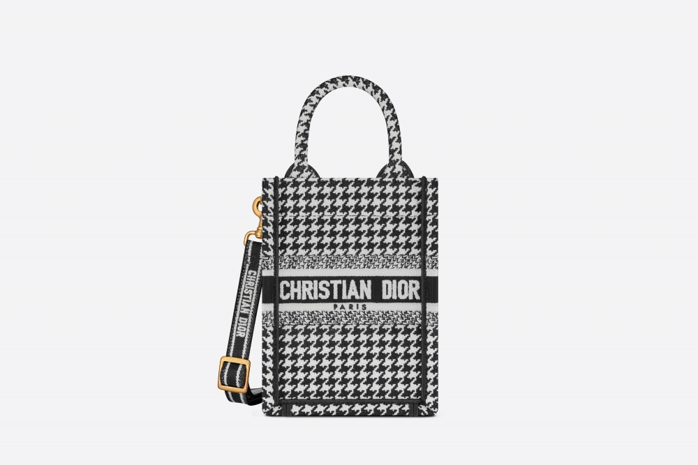 這次連手機袋都換上新衣。