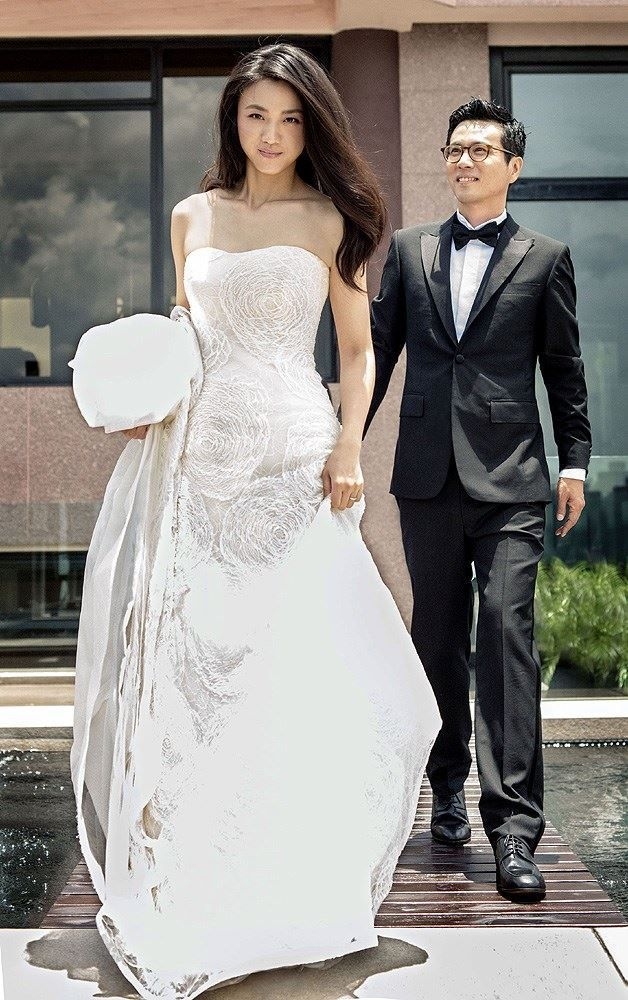 她與韓國導演金泰勇結婚。