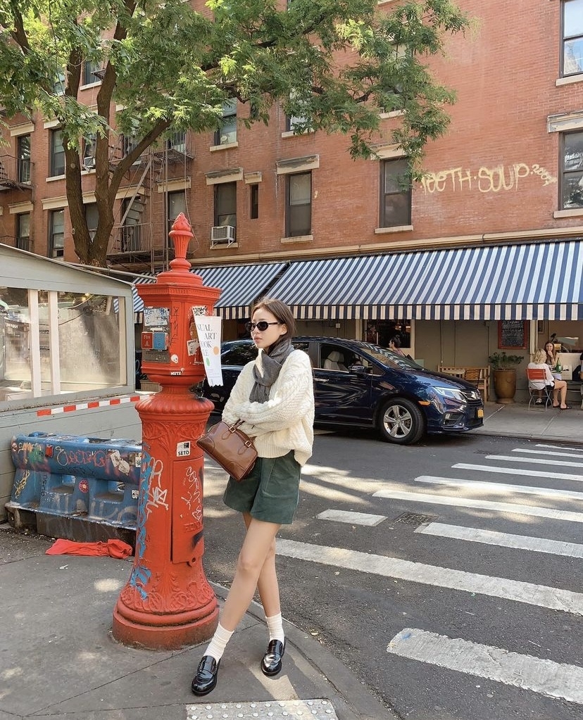 涼爽的氣溫再系上一條圍巾。