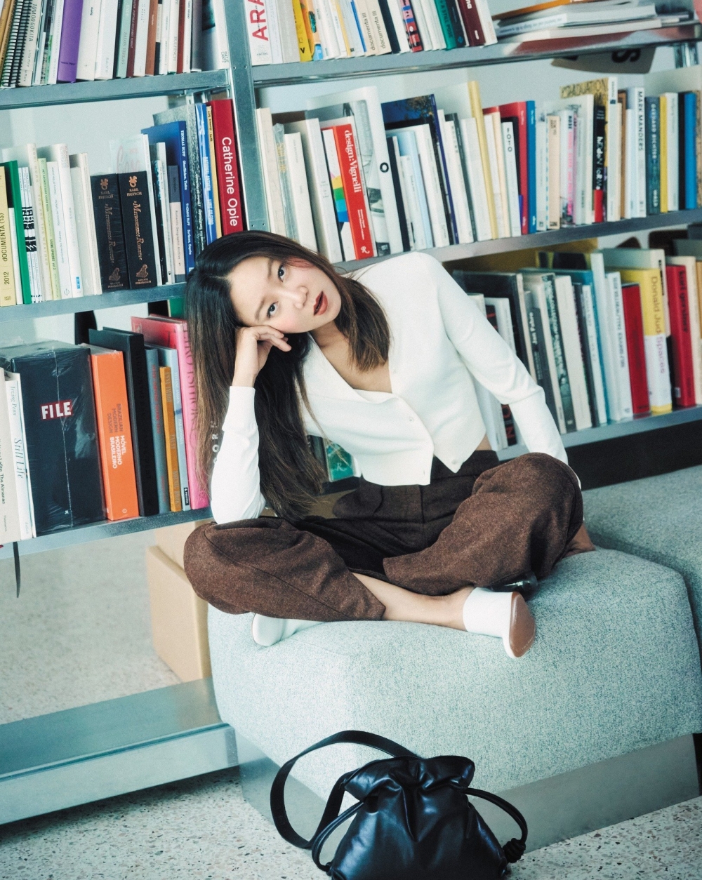 她將手袋詮釋出高級的質感。