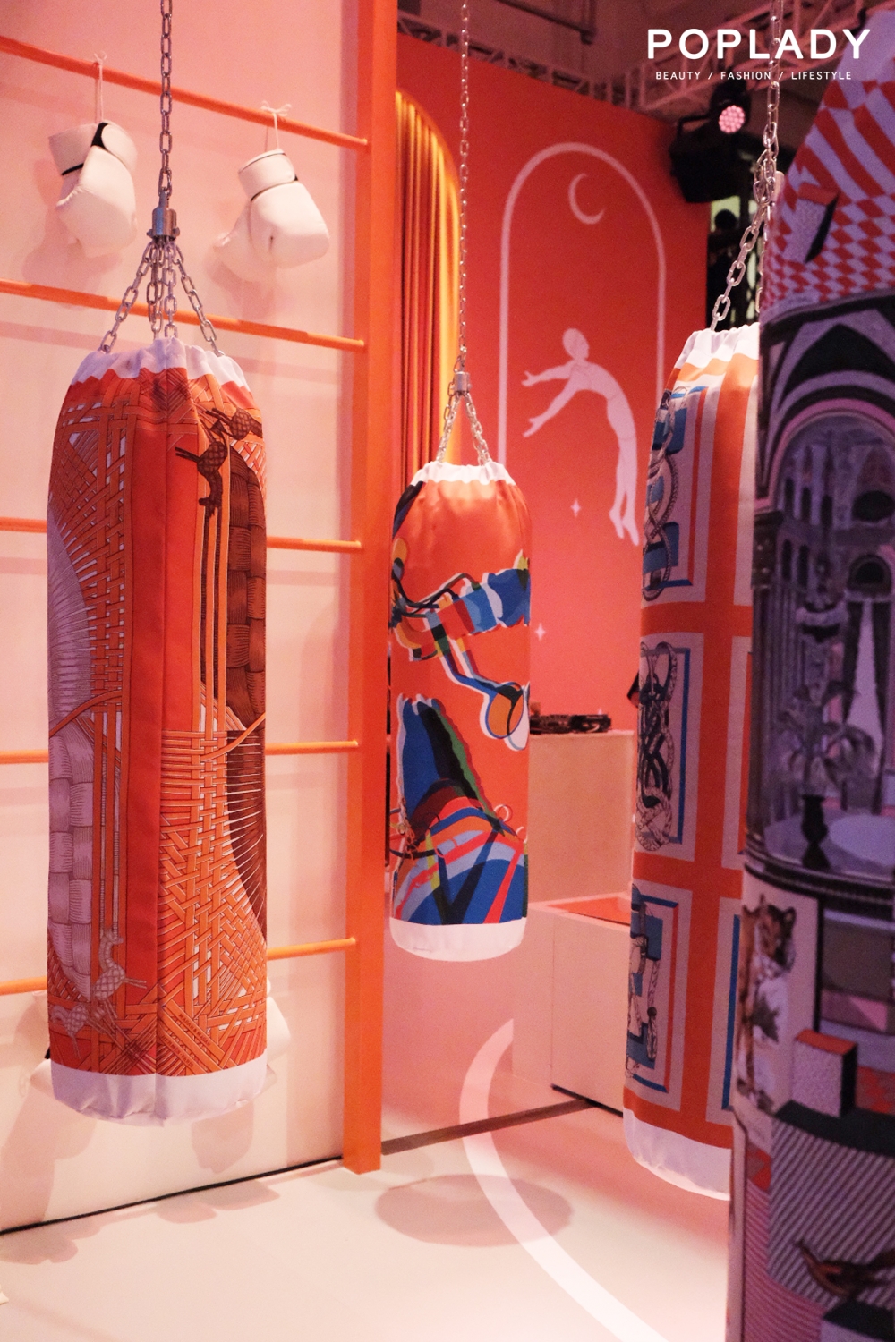 愛馬仕絲巾打造的沙包，以品牌標誌橙色裝潢而成。