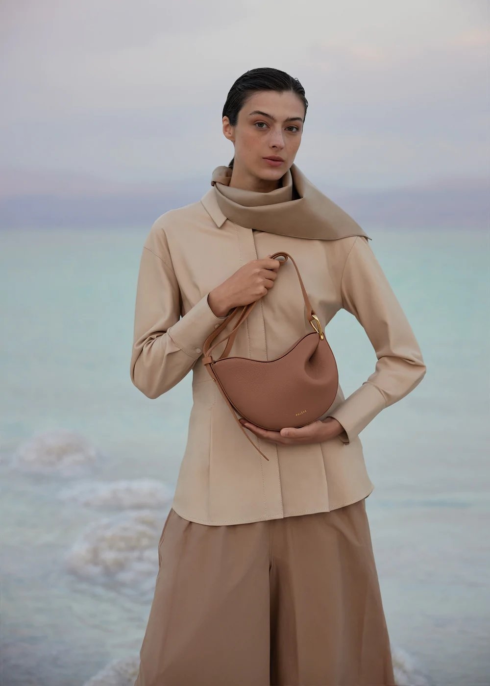 擁有流暢廓型的手袋。