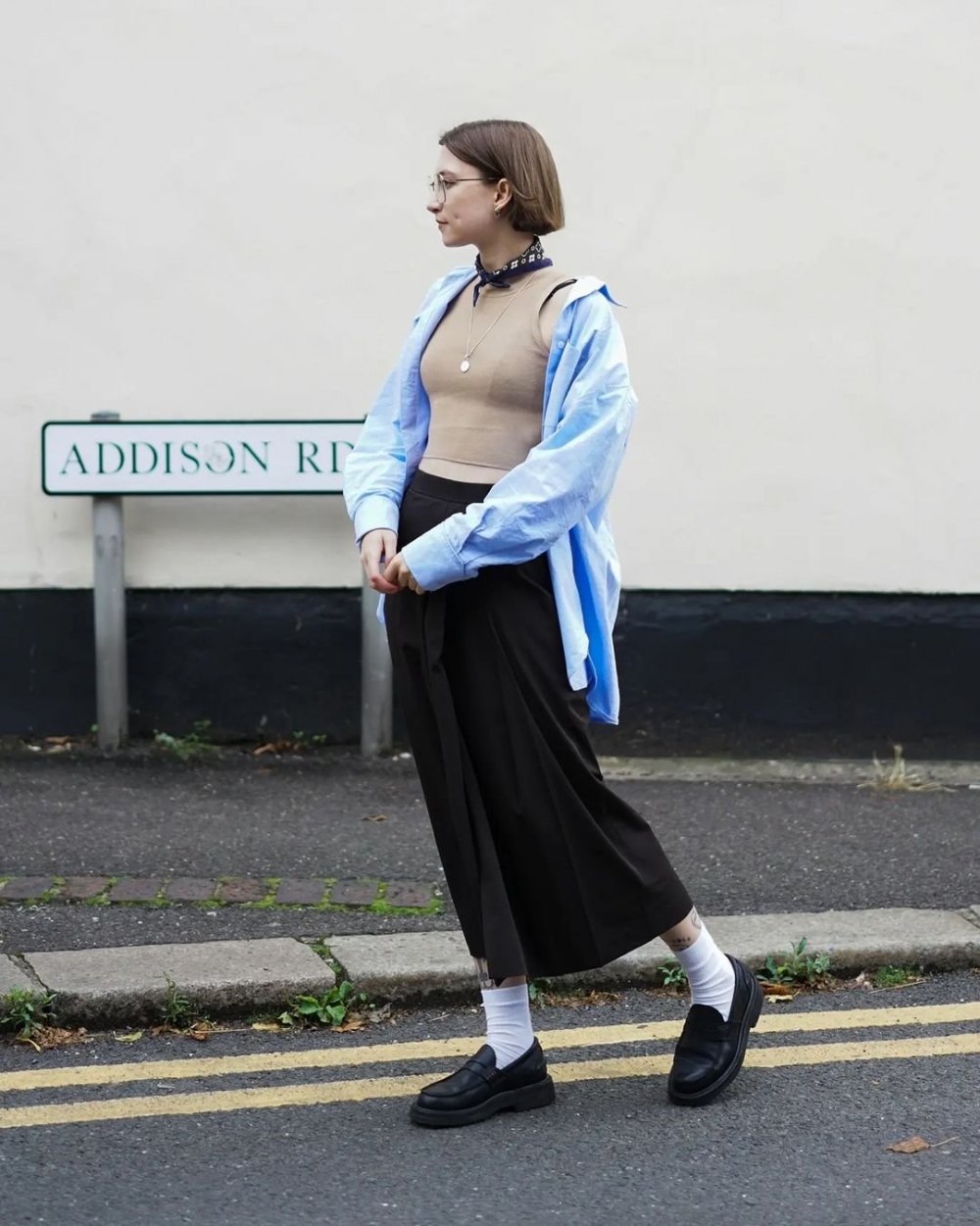 深棕色長裙也能穿出不同的造型。