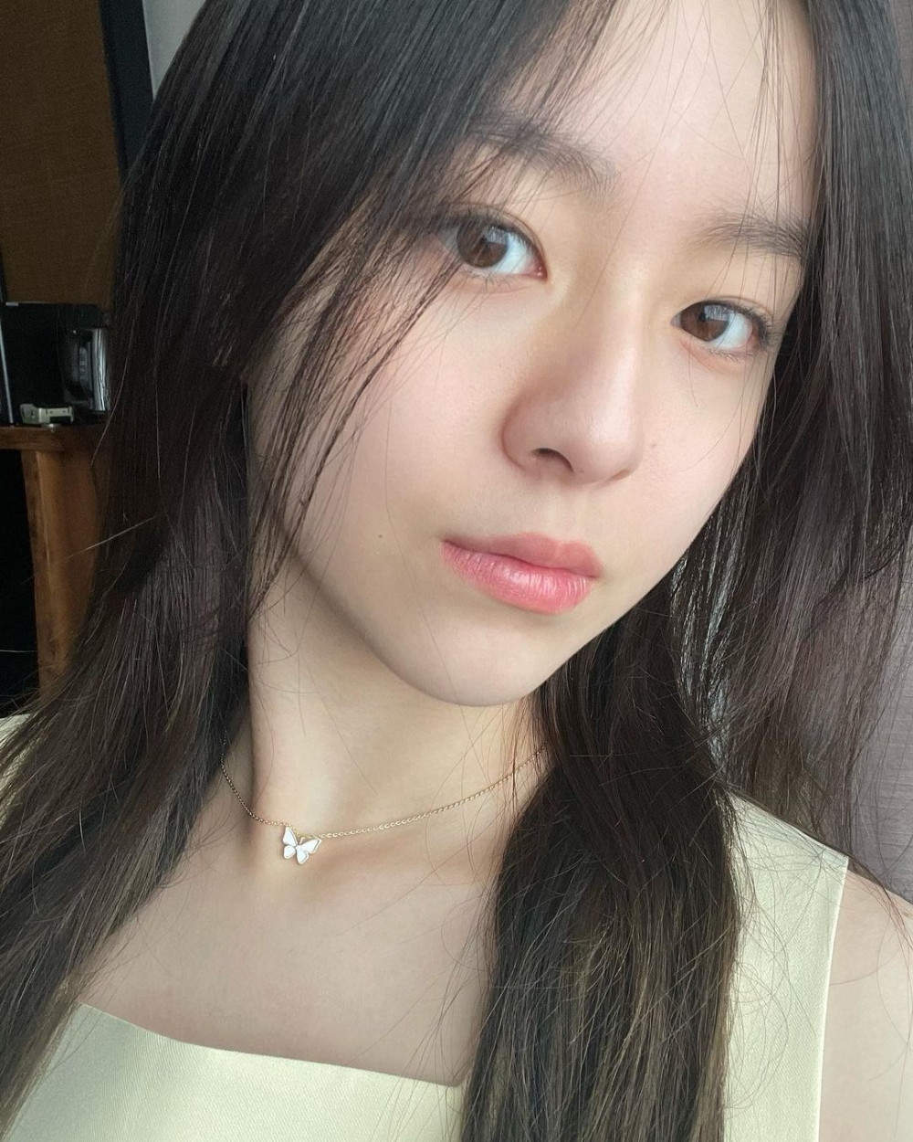 朴持厚的母胎「自然野生濃眉」,呈現出眉毛天生的毛流感。