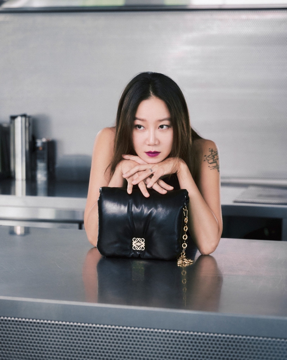 這次孔曉振也時髦詮釋了手袋。