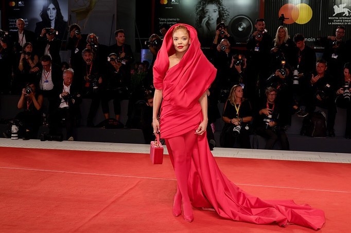 紅色的禮服也相當出色。