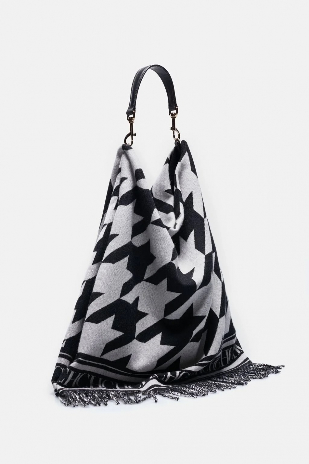 這款千鳥格紋的手袋是出自CH Carolina Herrera。