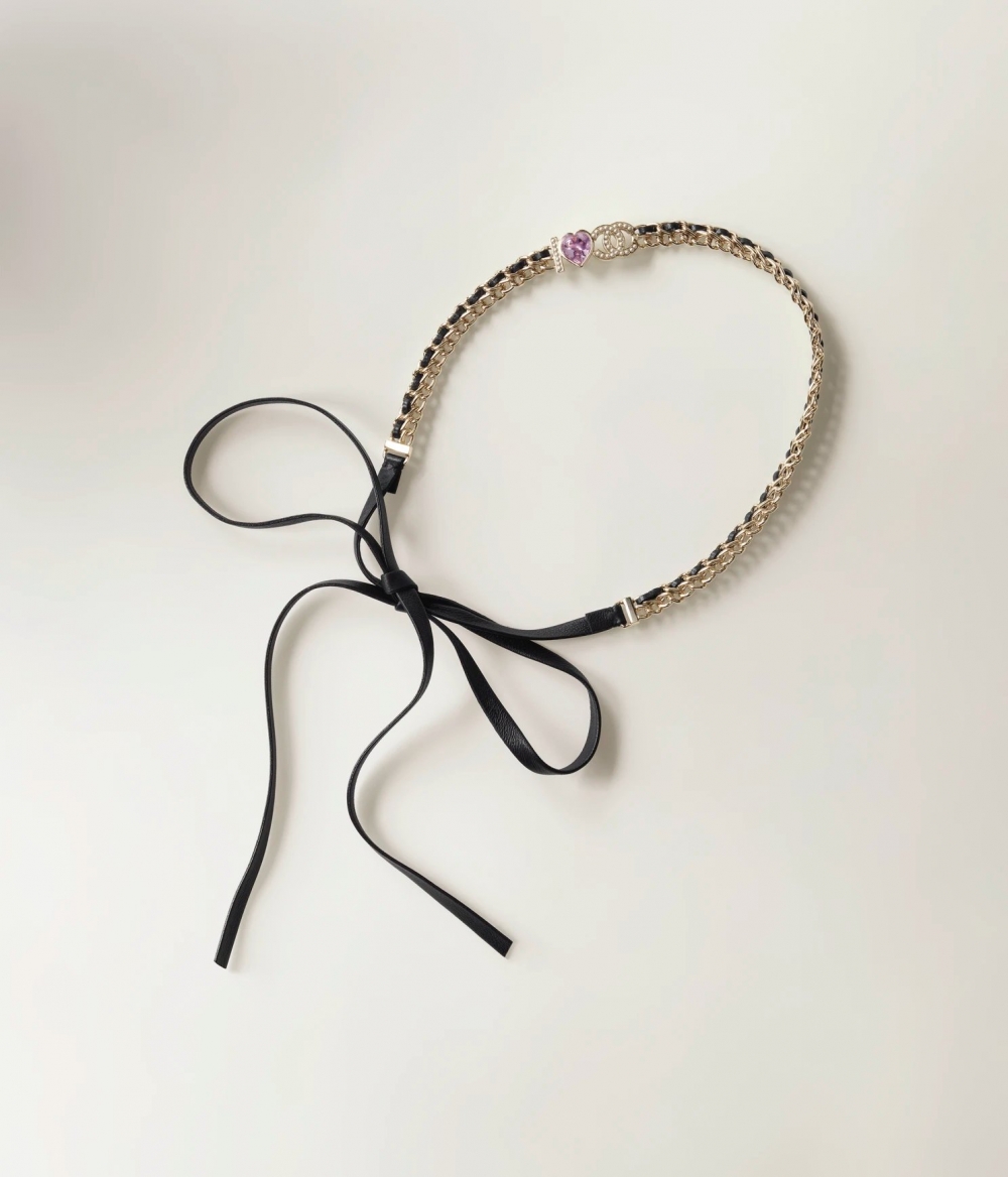 皮革與金屬碰撞出新火花。