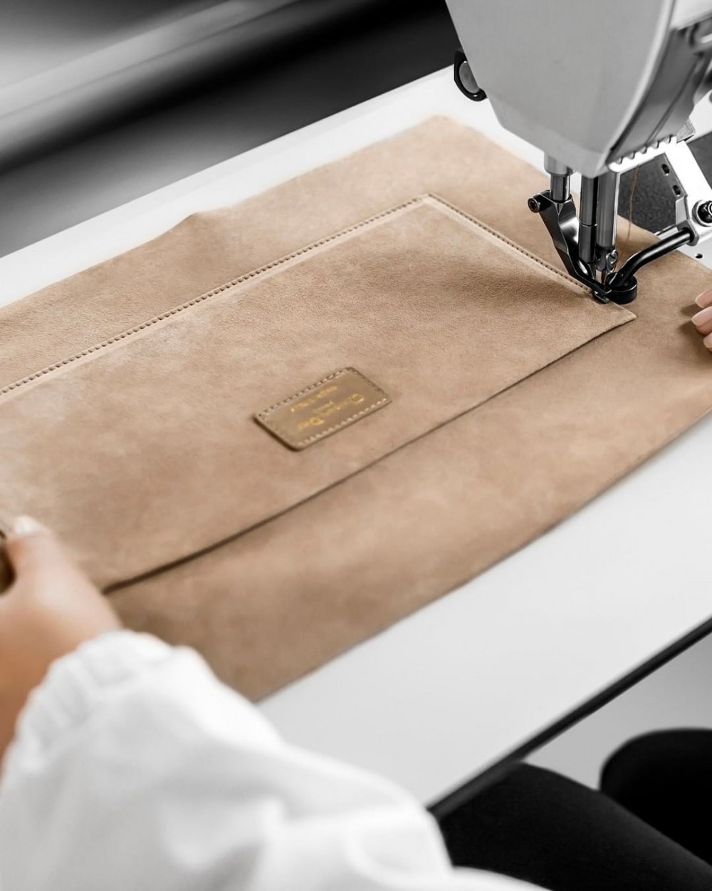 手袋乘載著品牌精湛的工藝。