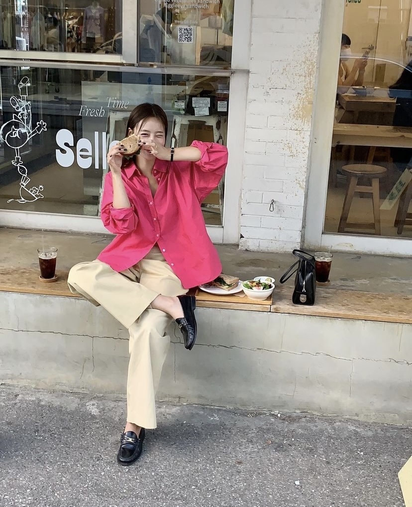 繽紛的襯衫顯現出活力氣息。