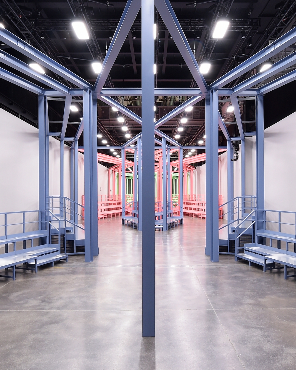 在此次的秀場中也能看見繽紛的顏色。