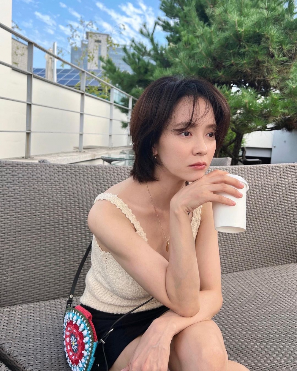 宋智孝詮釋米色針織背心。