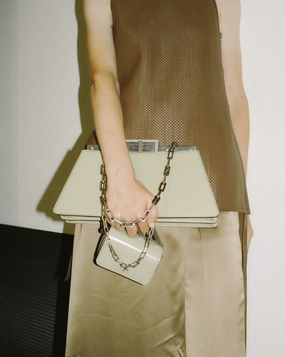 一大一小的搭配為造型增添趣味。