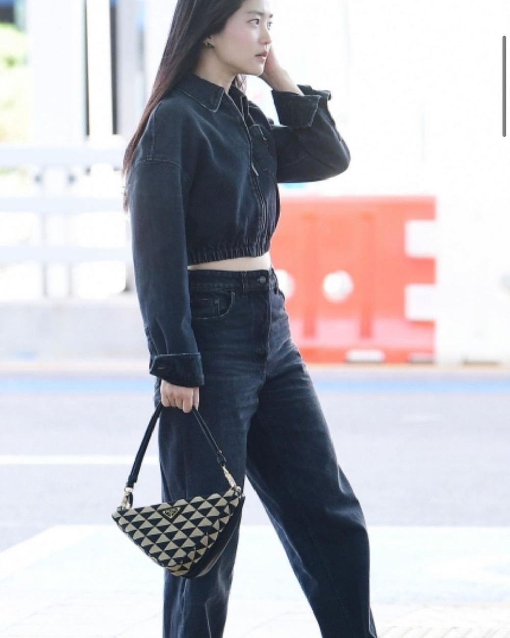 她詮釋了全身黑色牛仔的穿搭。