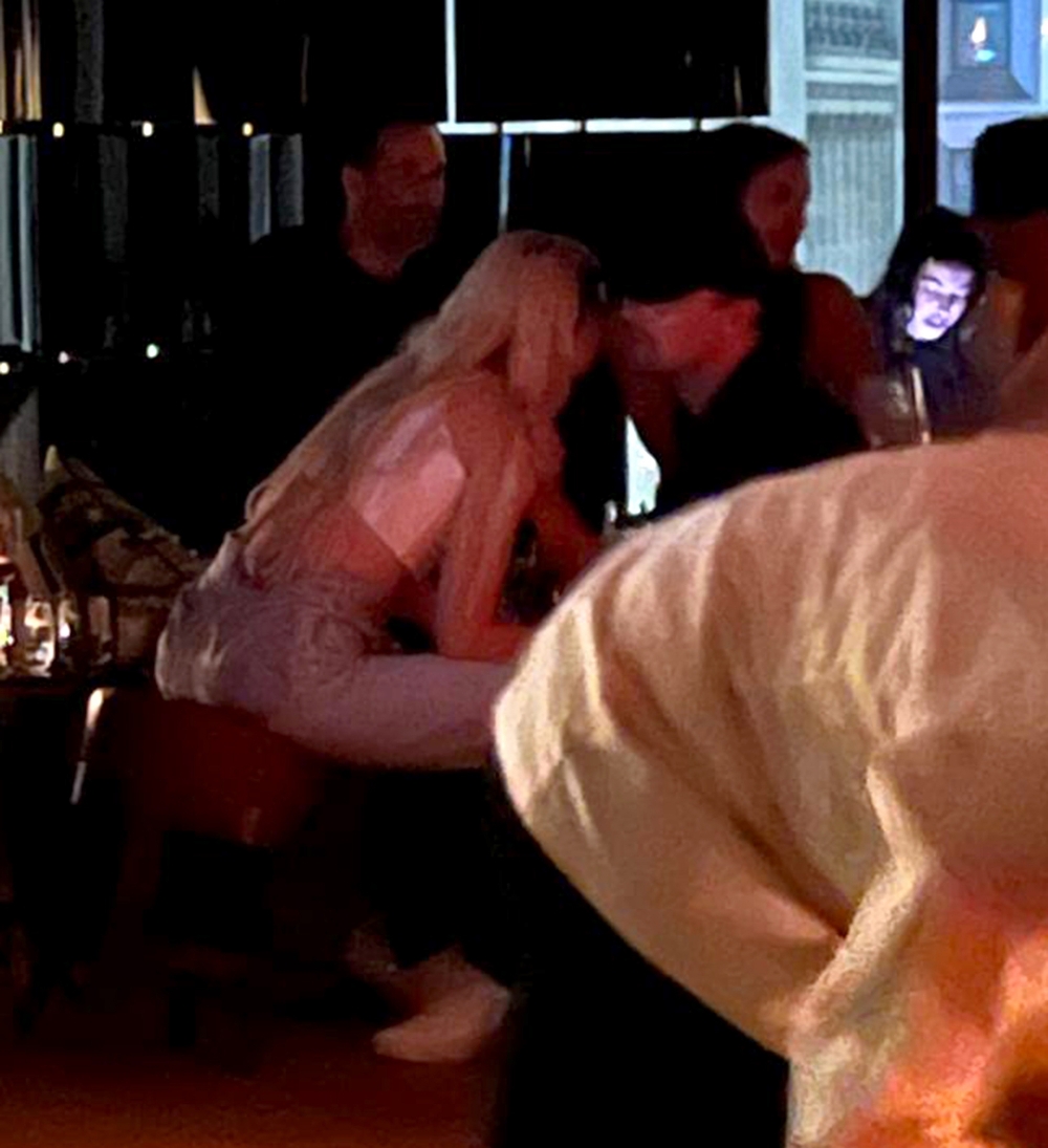 兩人被捕捉到相聚的畫面。