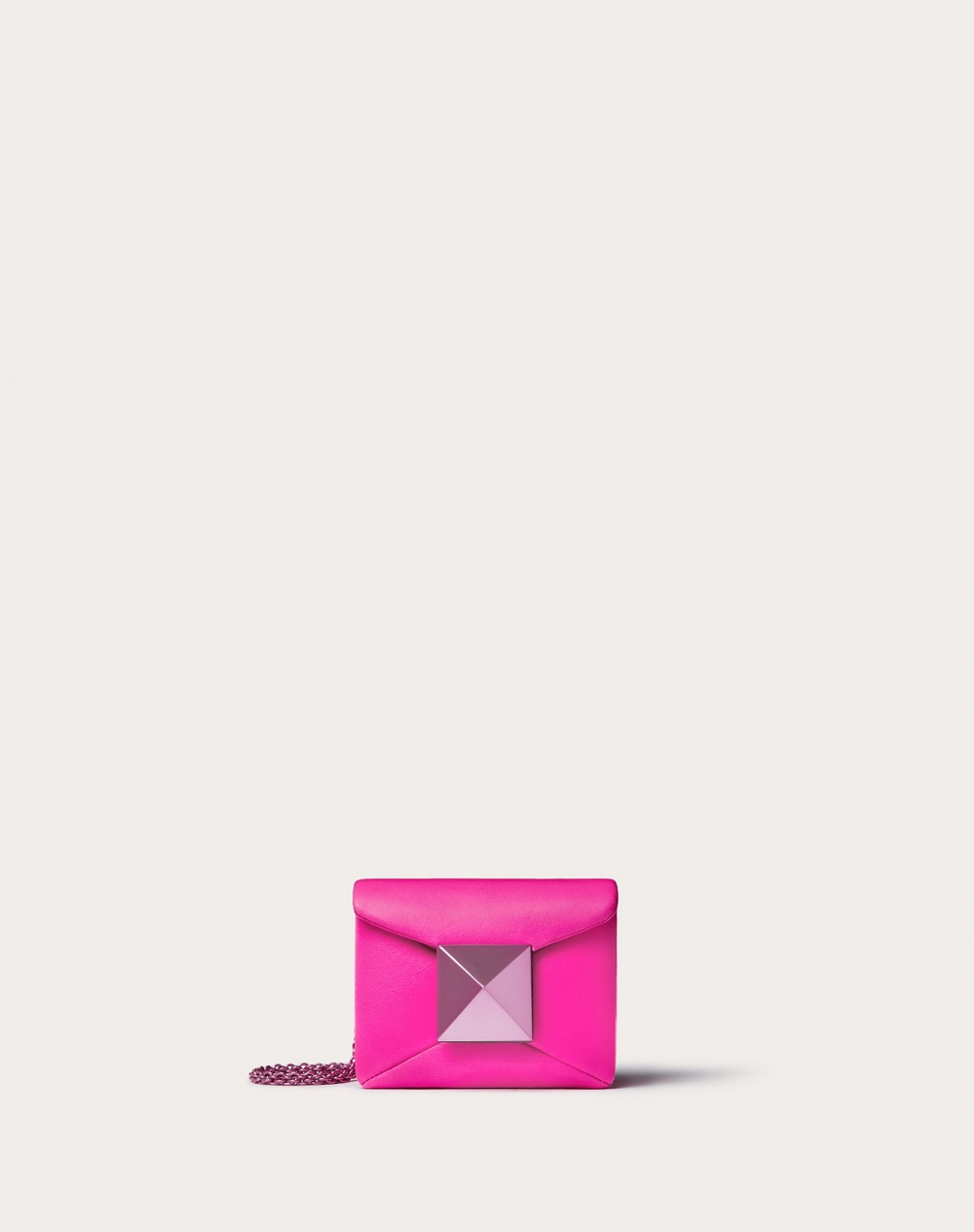 還有搭配鏈條背帶的款式登場。