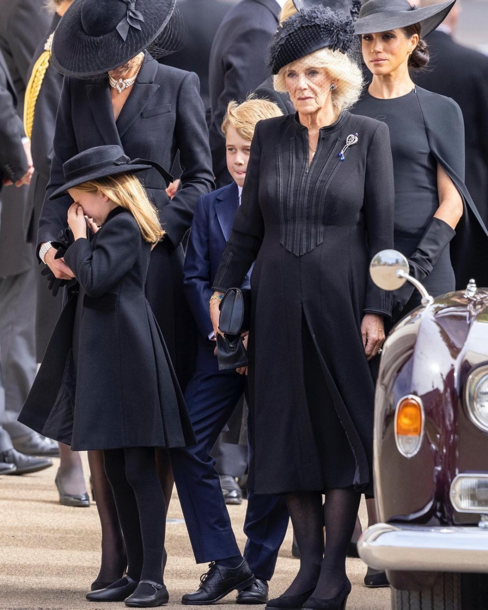 夏洛特小公主在葬禮上低頭拭淚。