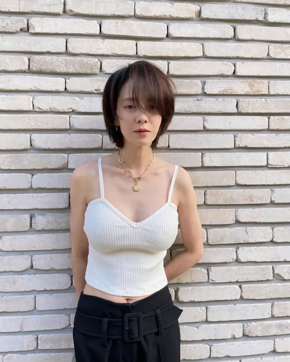 宋智孝詮釋性感清涼的白色背心。