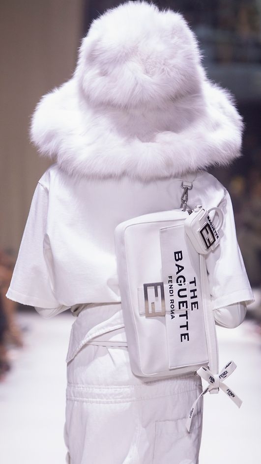 FENDI與Marc Jacobs合作設計的大尺寸Baguette。