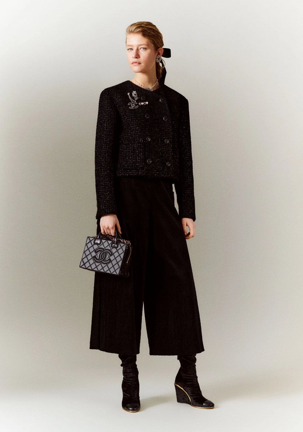 在CHANEL新季當中,有許多優雅的髮飾。