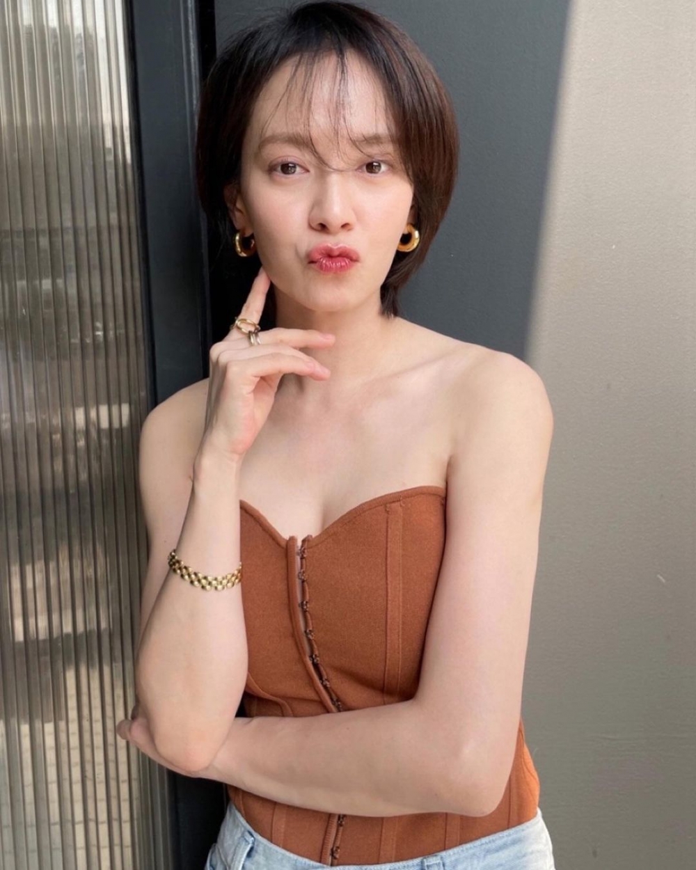 整體看起來性感又率性。