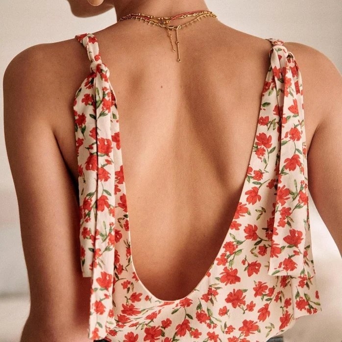 又或是露背的設計都相當時髦。