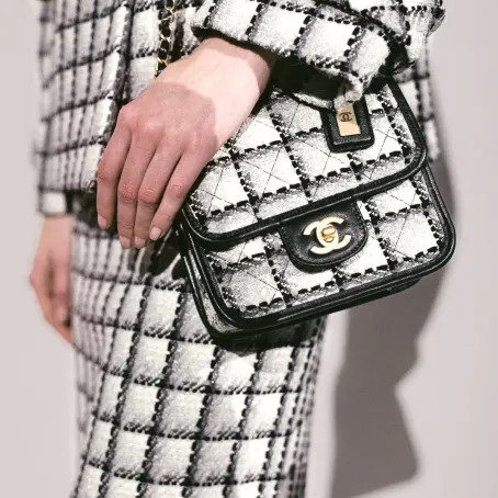 模特兒示範細號手挽垂蓋手袋。