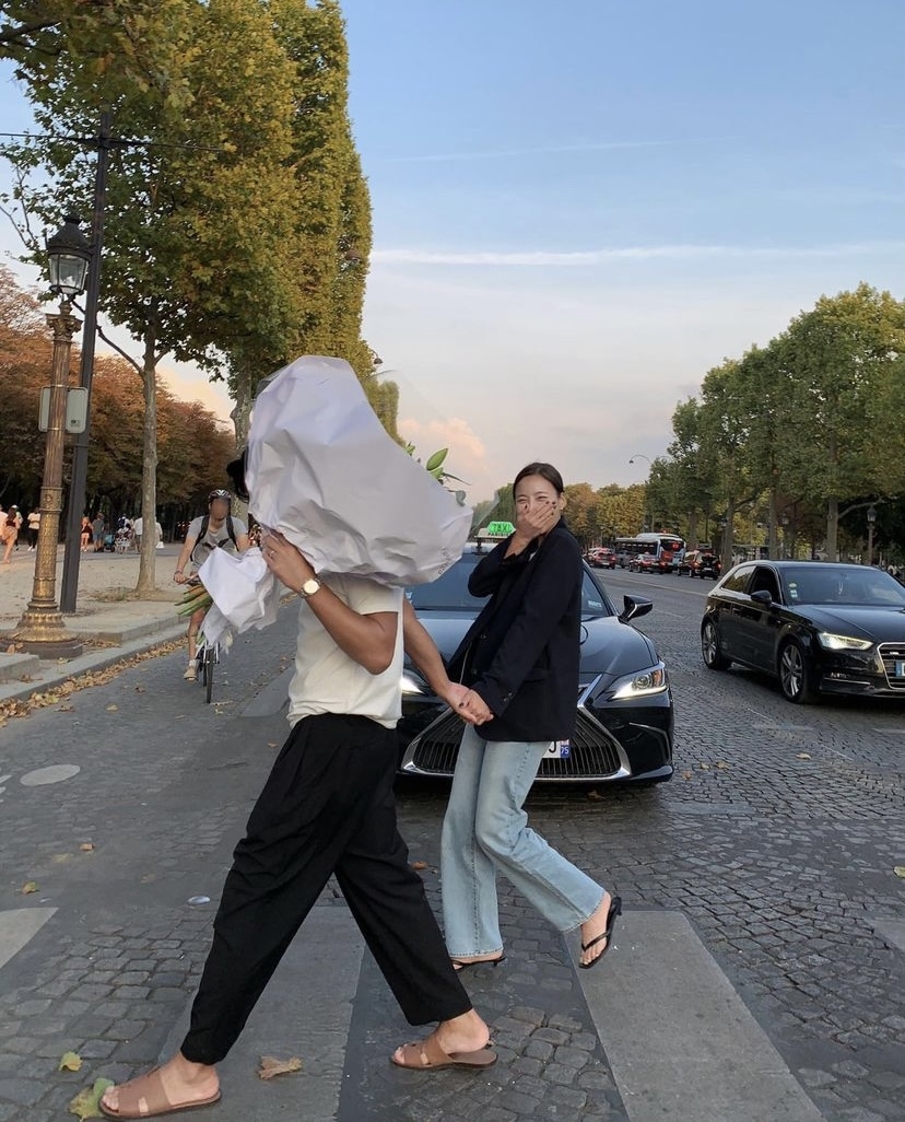 藍色丹寧牛仔褲搭配西裝外套。