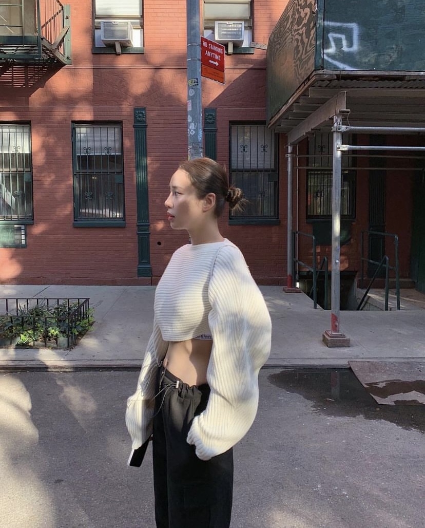 露出腰線的針織衫。