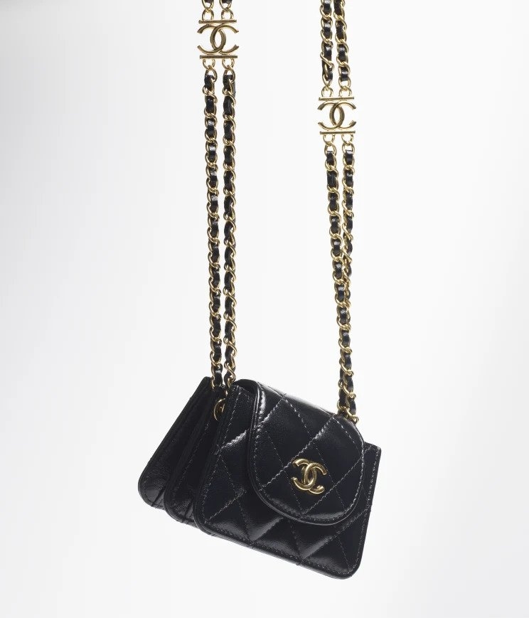 飾上雙C Logo的金屬鏈條。