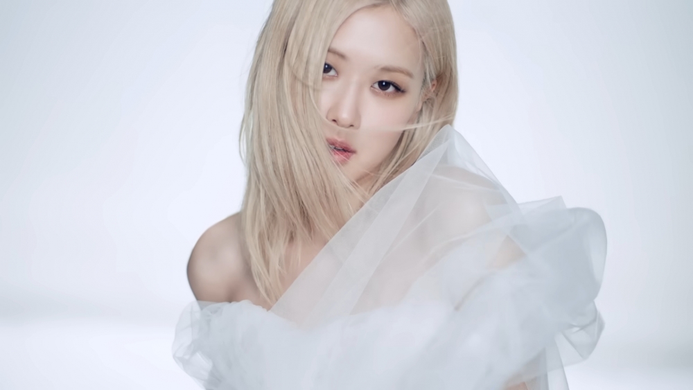 Rosé一身白色禮服置身於純白雪中。