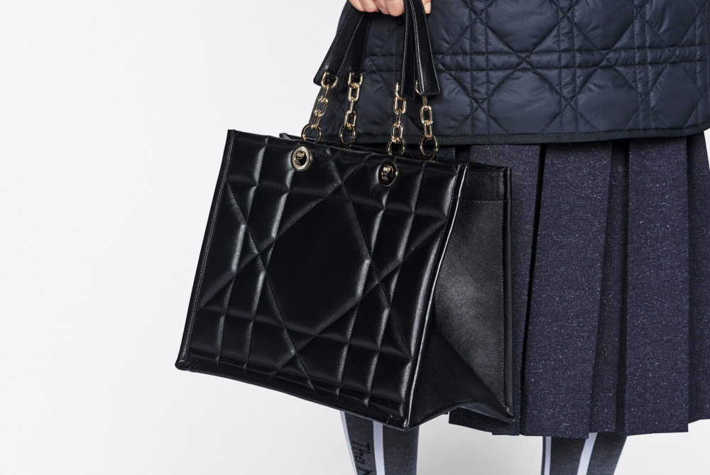 提在手上的時尚手袋。