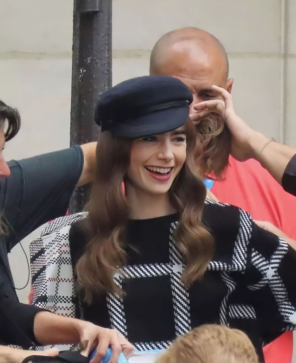 在秋冬裡也能在穿搭中加入一頂帽子。