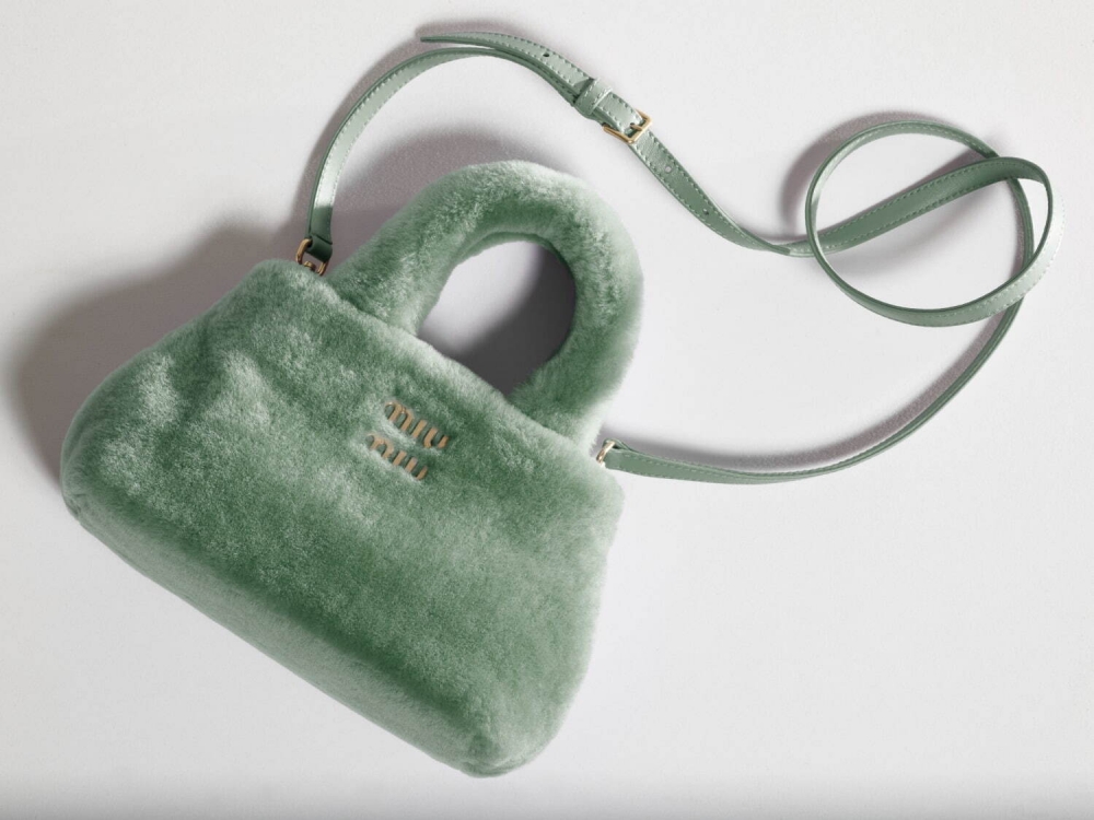 羊皮的柔軟質地突出了包包的曲線形狀。