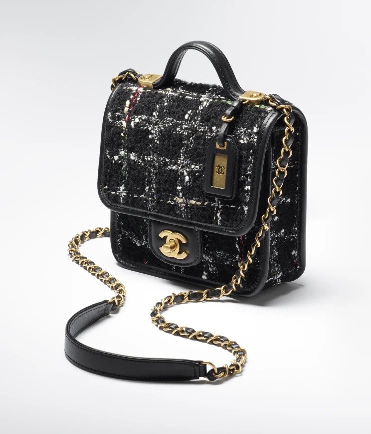 方正挺直的廓形、邊緣彎弧的設計。