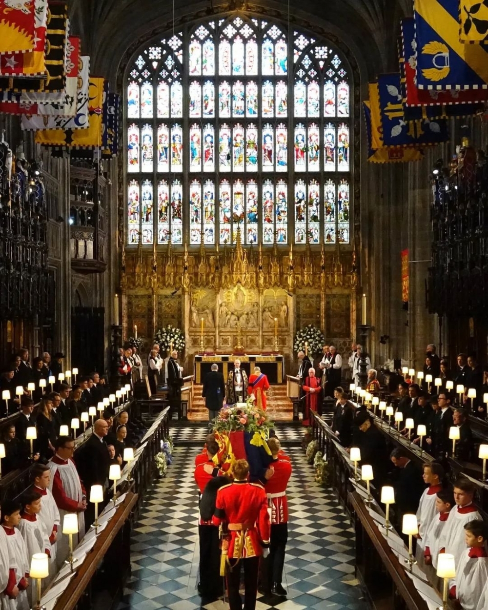 在教堂內,大家盛裝出席一起送女王的最後一程。