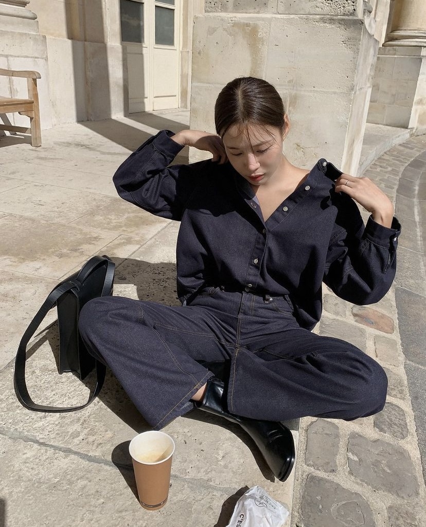 相同色系的深藍色牛仔套裝。