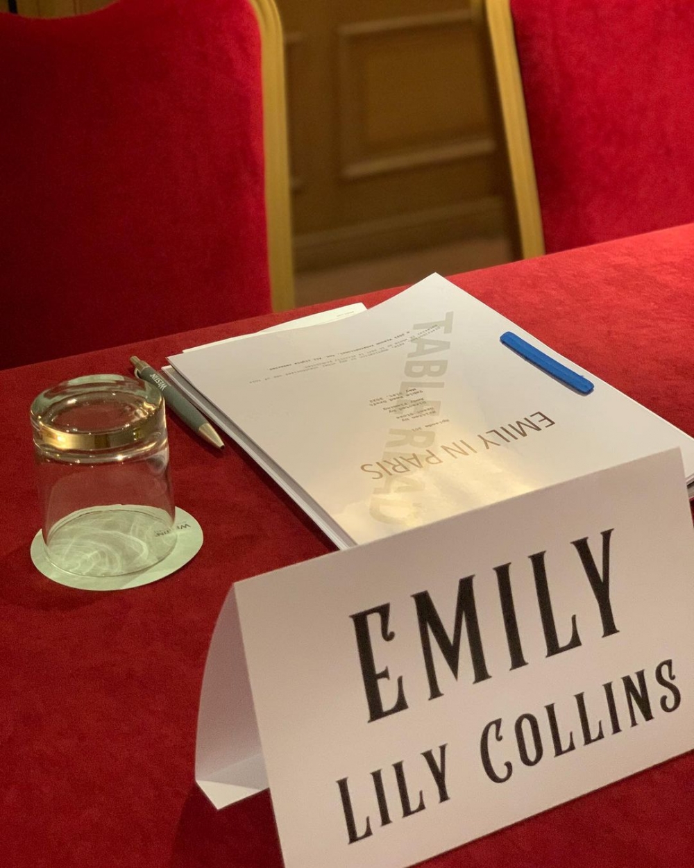 《Emily in Paris》第三季拍攝中,片場照也流出。