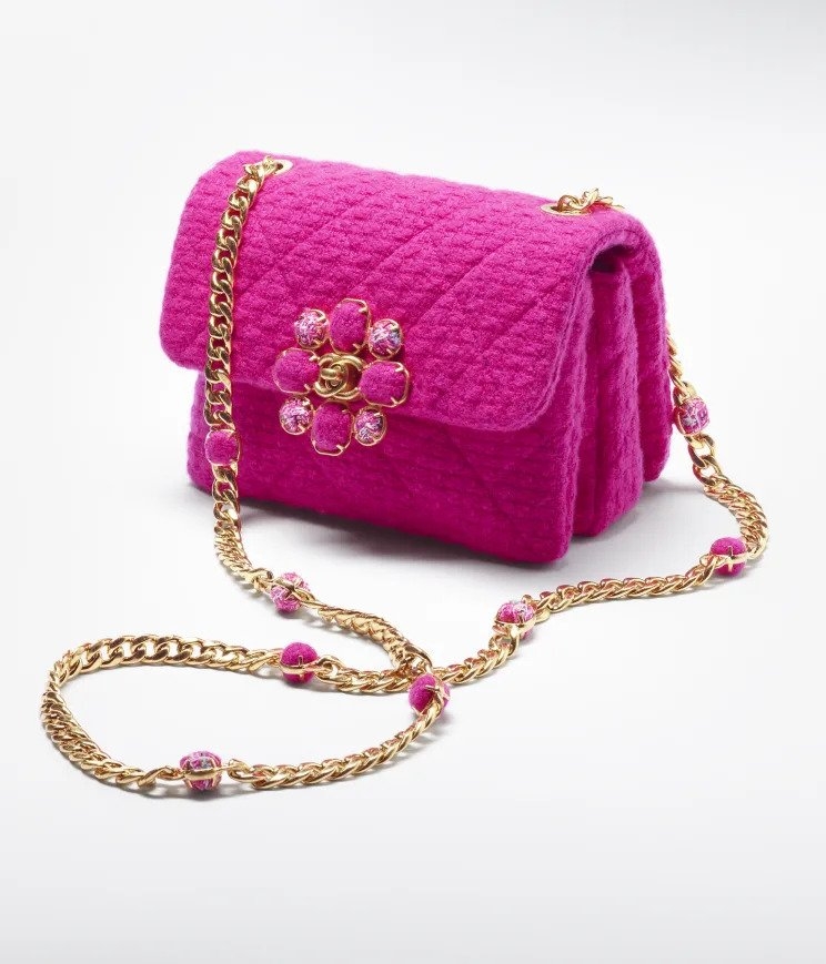 茄士咩斜紋軟呢與金屬打造而成。