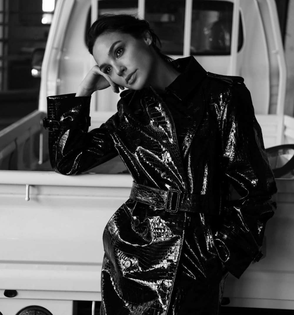 這件風衣出自Saint Laurent。